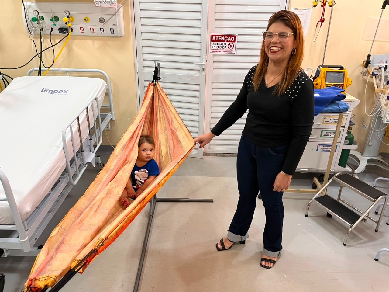 Hospital Estadual de Santana utiliza redes para descanso de crianças internadas nas salas vermelha e amarela