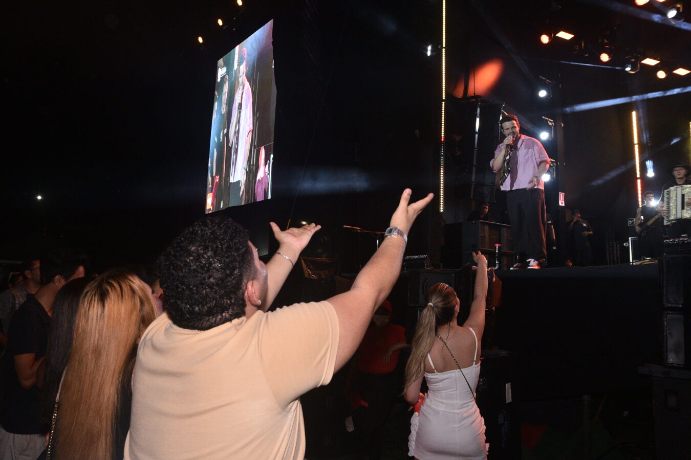 Seresta e forró embalam multidão na Praça Jacy Barata com shows de Jú Marques e Matheus Fernandes no Macapá Verão 2026