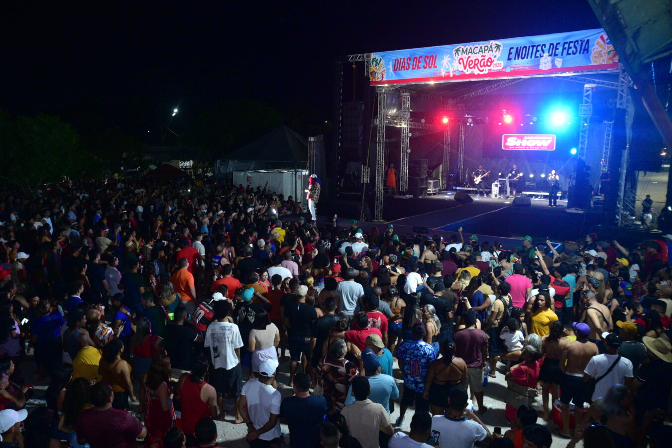 Wanderley Andrade leva multidão á Fazendinha encerra noite histórica do Macapá Verão 2026
