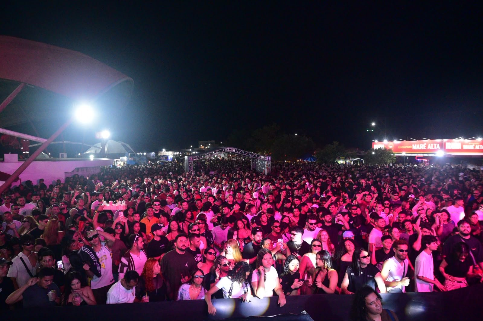 Pontifexx e Blazy energizam multidão e fazem a Fazendinha vibrar em uma só frequência no Macapá Verão 2026