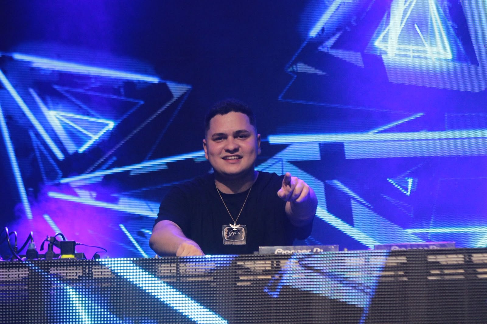 Pontifexx e Blazy energizam multidão e fazem a Fazendinha vibrar em uma só frequência no Macapá Verão 2026