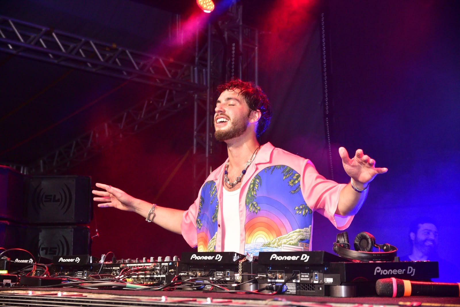 Pontifexx e Blazy energizam multidão e fazem a Fazendinha vibrar em uma só frequência no Macapá Verão 2026