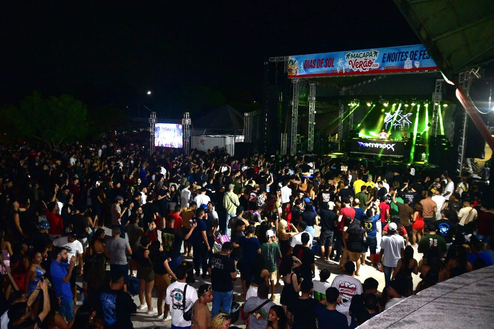 Pontifexx e Blazy energizam multidão e fazem a Fazendinha vibrar em uma só frequência no Macapá Verão 2026