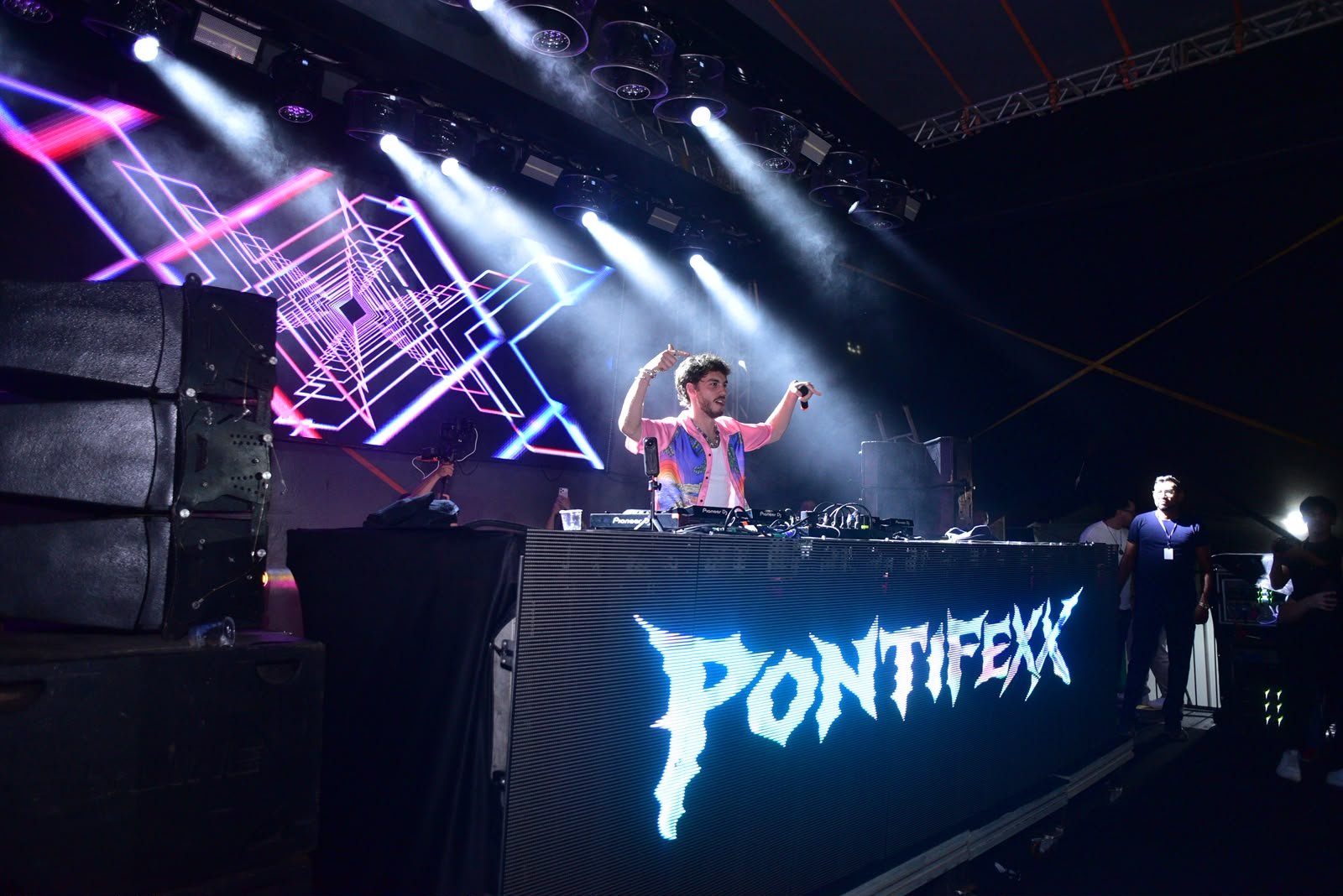 Pontifexx e Blazy energizam multidão e fazem a Fazendinha vibrar em uma só frequência no Macapá Verão 2026