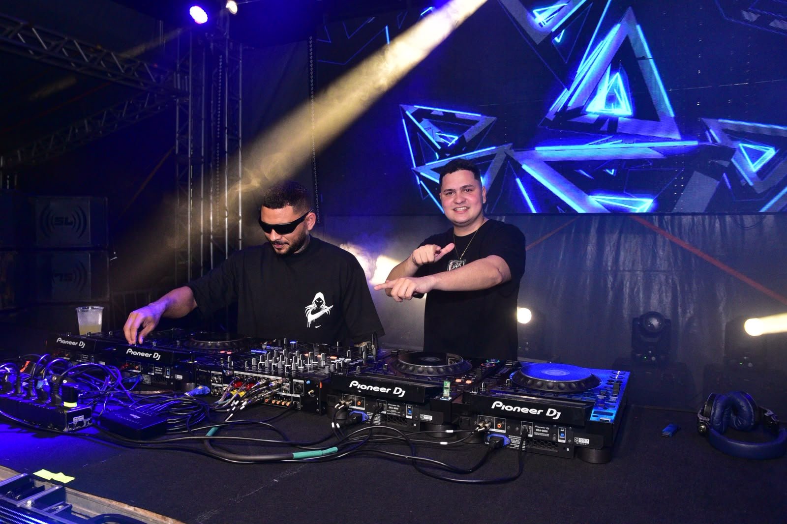 Pontifexx e Blazy energizam multidão e fazem a Fazendinha vibrar em uma só frequência no Macapá Verão 2026