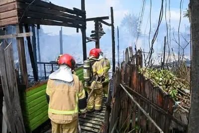 Governo do Estado e Prefeitura de Santana atuam no combate a incêndio na Baixada do Ambrósio