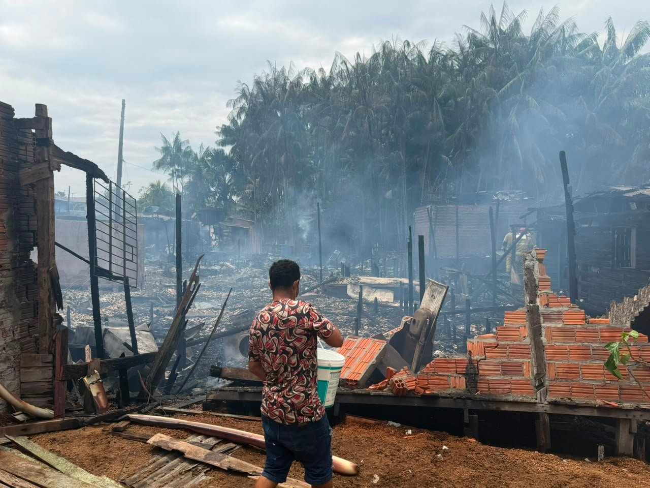 Governo do Estado e Prefeitura de Santana atuam no combate a incêndio na Baixada do Ambrósio