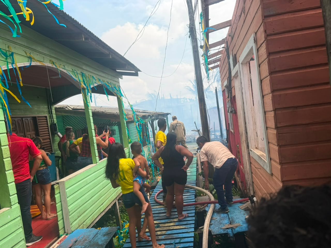 Governo do Estado e Prefeitura de Santana atuam no combate a incêndio na Baixada do Ambrósio