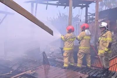 Governo do Estado e Prefeitura de Santana atuam no combate a incêndio na Baixada do Ambrósio