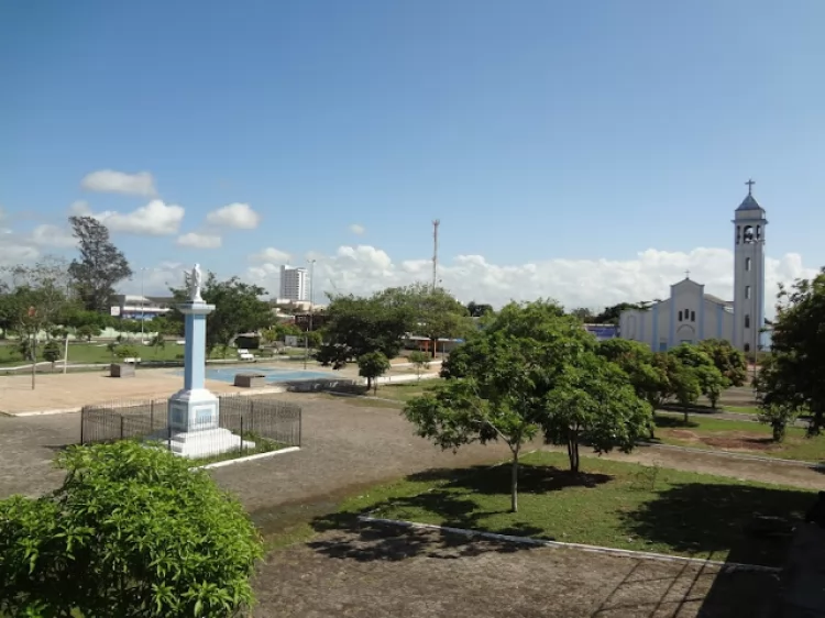 O Sagrado Dança com o Cotidiano: Sete Amigos e uma Lição sobre Inveja na Praça da Conceição