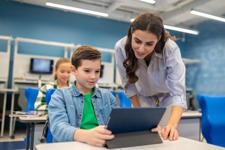 A tecnologia e a escola atual: inovação com propósito pedagógico