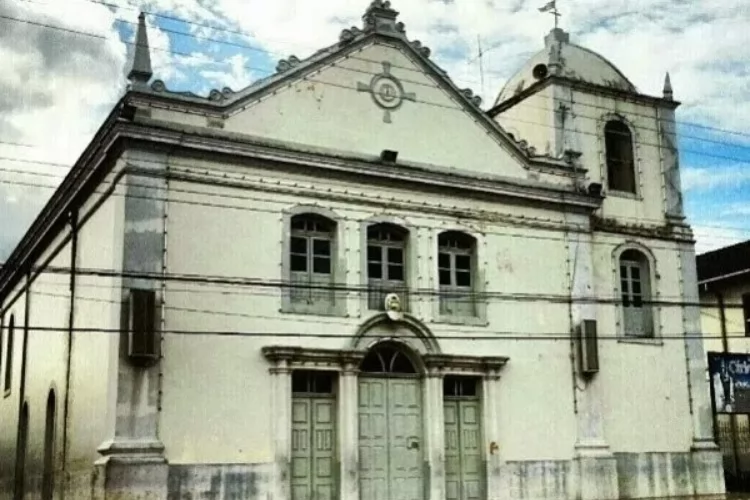 Diálogo à Sombra de São José: Fé, Imagens e a Verdade Teológica