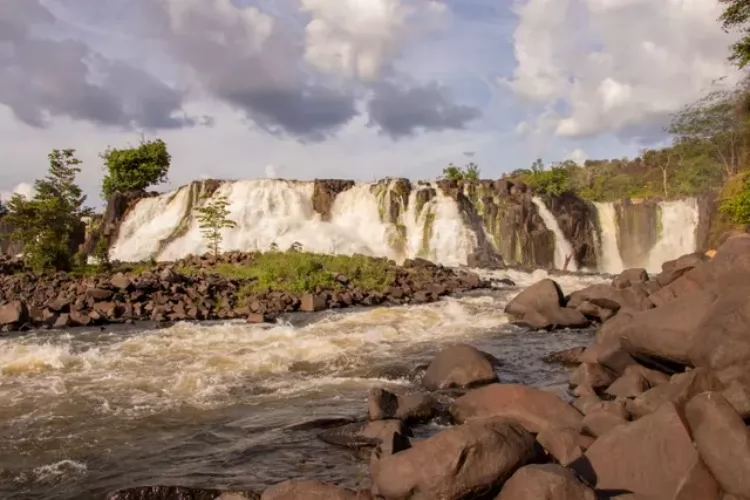 Onde o Rio Sussurra: Natureza, Discernimento e a Arte de Proteger a Paz