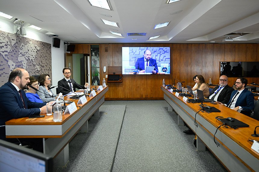 Especialistas defendem transparência e divergem sobre regulação das plataformas