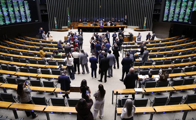 Câmara aprova MP que libera R$ 15 bilhões para exportadores e agroindústria afetados por tarifaço - Notícias