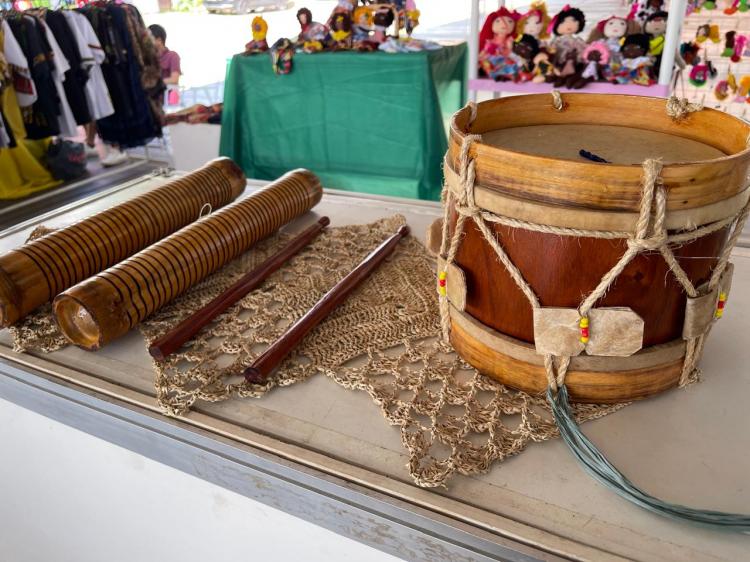 Artesãos exibem cultura e tradição na Festa de São Tiago com peças criadas com apoio do Sebrae