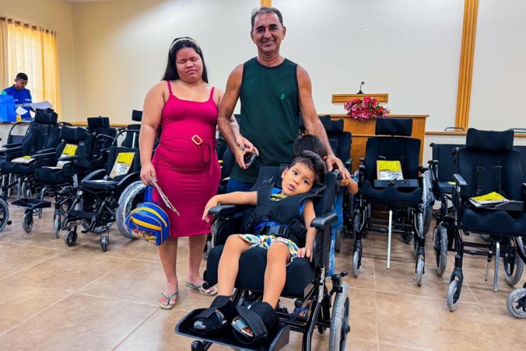 Governo do Amapá e igreja entregam cadeiras de rodas a pacientes em reabilitação, em Santana