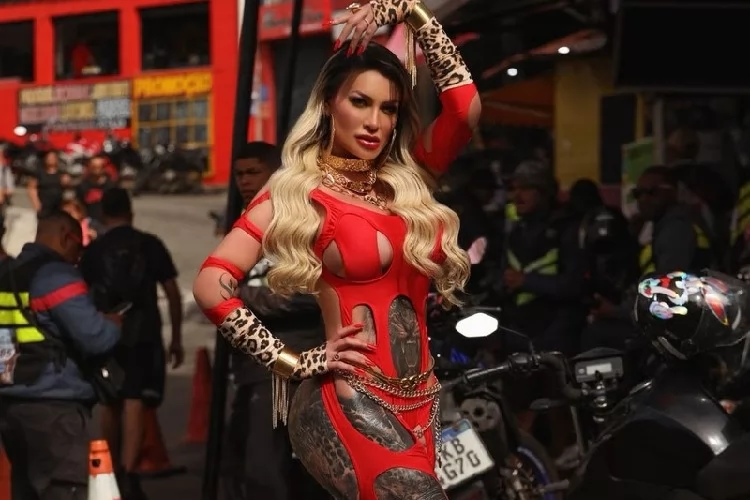 Após parceria entre Andressa Urach e time de futebol, plataforma adulta leva campanha "o confessionário” ao Mercadão do RJ fazendo referência a reality