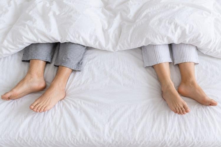Dormir separados melhora o sexo ou afasta o casal? Sexóloga responde dúvidas sobre o "divórcio do sono"