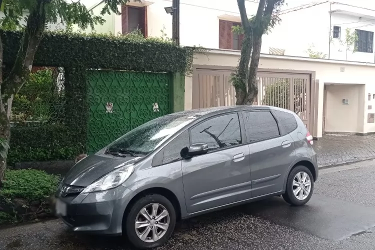 Estacionar em frente à própria garagem pode gerar multa? Veja o que diz a lei