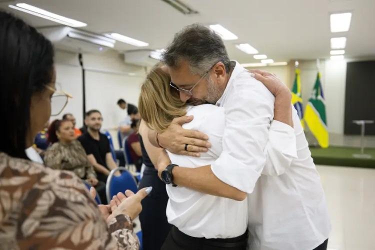 Clécio Luís homenageia servidores estaduais em visita a secretarias e agradece compromissos que resultaram em avanços na gestão