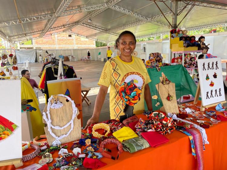 Artesãos exibem cultura e tradição na Festa de São Tiago com peças criadas com apoio do Sebrae