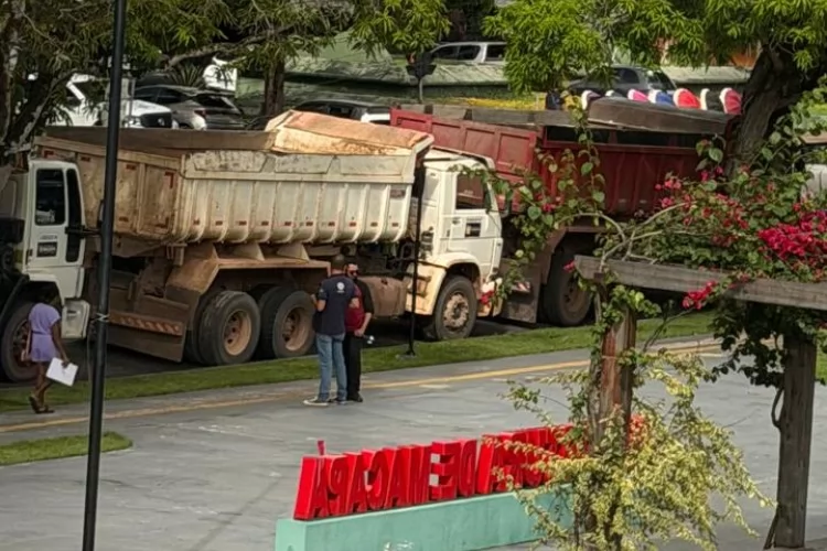 Caçambeiros protestam em frente à Prefeitura de Macapá cobrando pagamentos da Top Construções