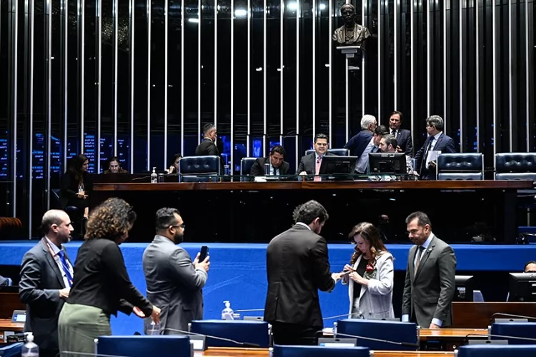 Após professores, garis, médicos e outros esperam por votação de piso salarial