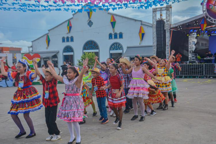 Explosão de cores no segundo dia de apresentações das escolas municipais no Arraiá du Mercado Centrá