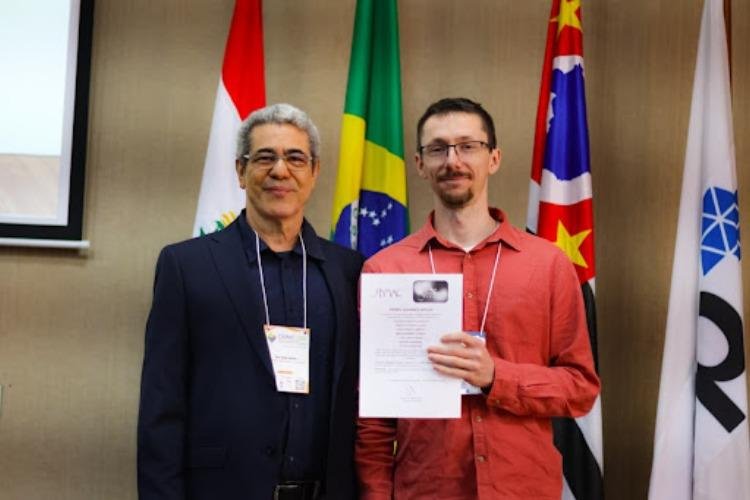Professor do ICMC recebe Prêmio Kepler 2026 durante congresso da Sociedade Brasileira de Matemática Aplicada e Computacional
