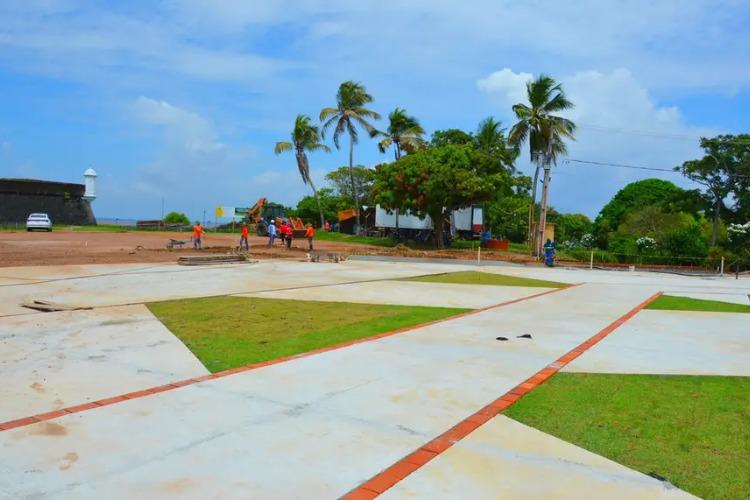 Governo do Amapá realiza serviços de urbanização e paisagismo em frente à Fortaleza de São José de Macapá