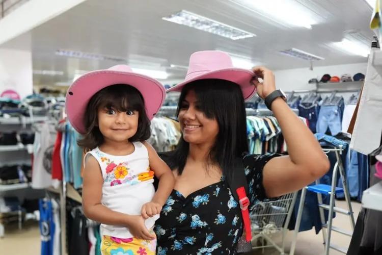 Consumidores já percorrem lojas de Macapá em busca do visual ideal para aproveitar a programação do evento