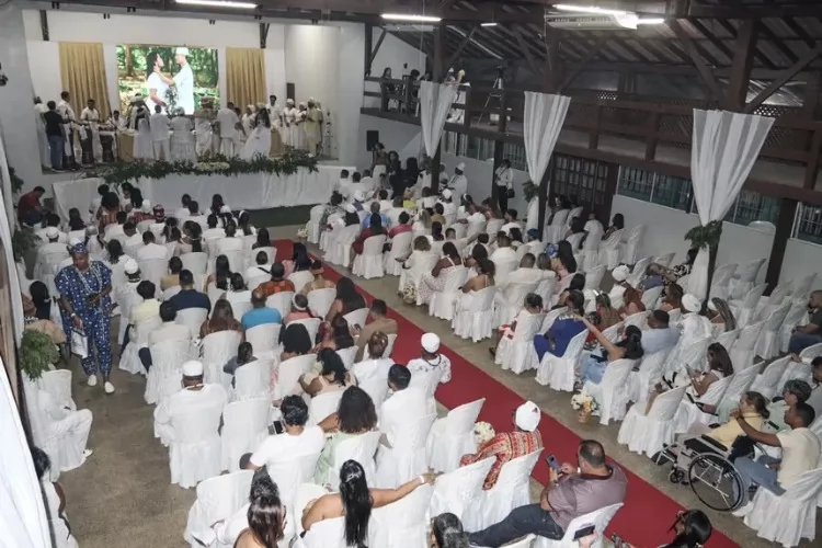 Casais homoafetivos celebram união em cerimônia afro-religiosa histórica no Encontro dos Tambores, apoiado pelo Governo do Estado