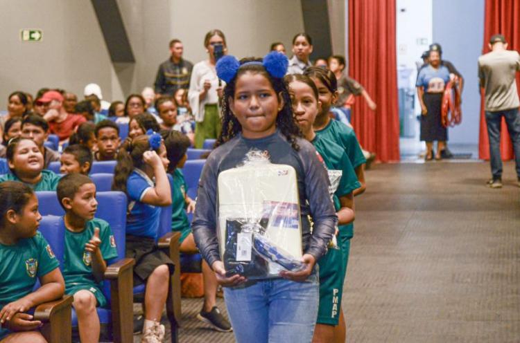 Mais de 300 alunos de projetos sociais da PM em Santana recebem materiais esportivos do Governo