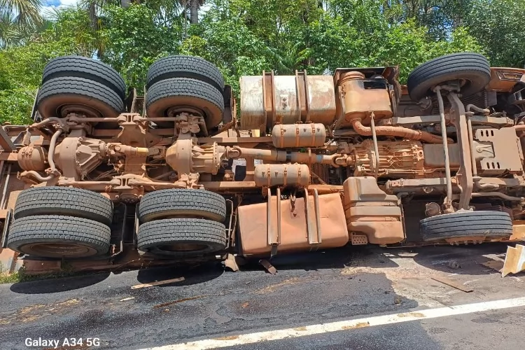 Caminhão tomba na BR-156 em Calçoene e deixa dois feridos graves