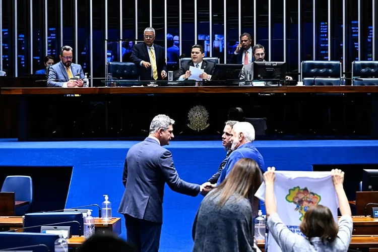 Senado aprova incentivo ao primeiro emprego para jovens