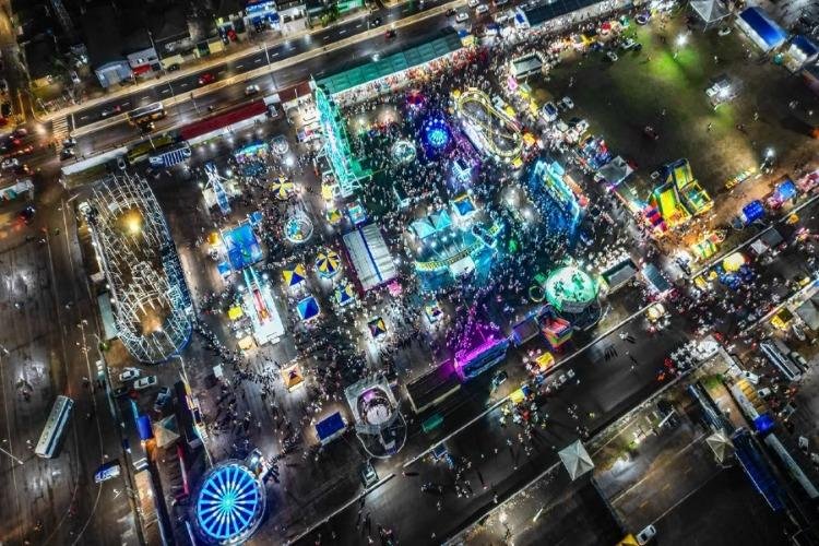 Expofeira 2026: parque de diversões reúne famílias e transforma a última noite em um encontro entre gerações