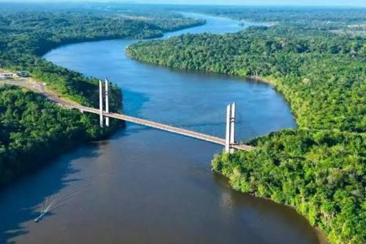 Travessia simbólica na Ponte Binacional dá inicio a suspensão da exigência de visto para brasileiros