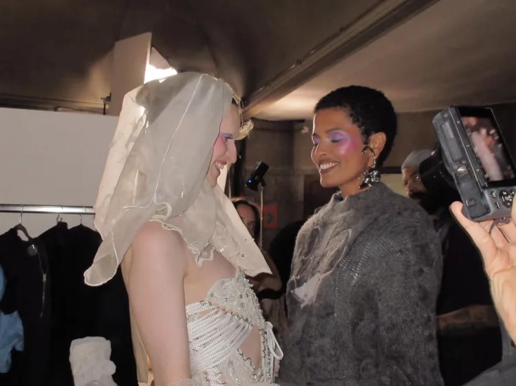 Vestida de noiva, Lana Santucci fecha desfile em Paris!