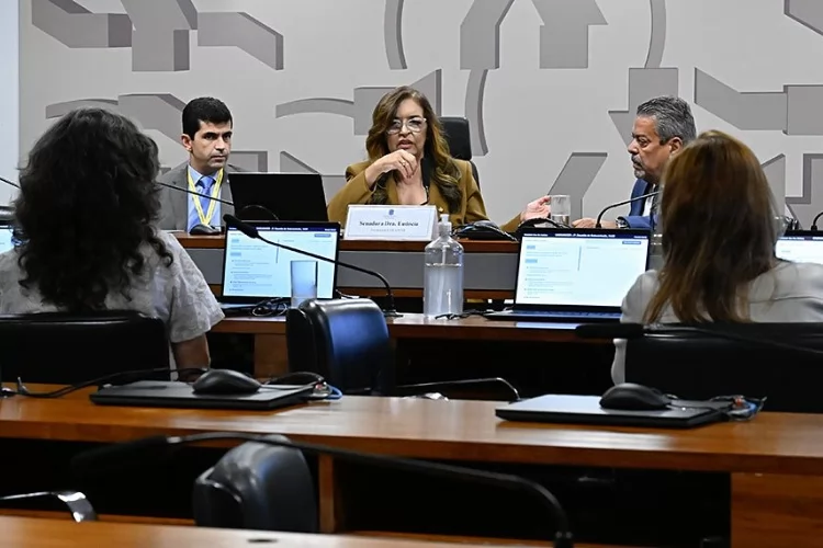 Subcomissão sobre câncer termina propondo vacinação em massa contra HPV