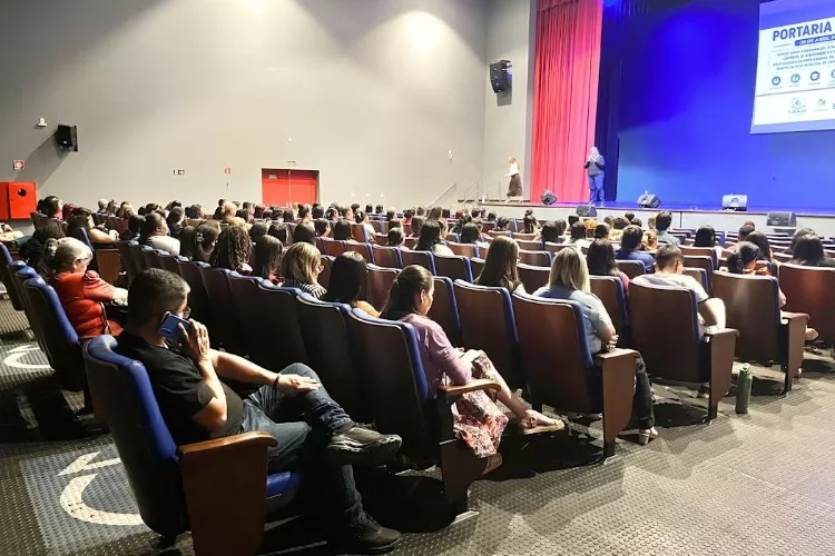 Prefeitura de Santana realiza formação continuada para profissionais de apoio escolar