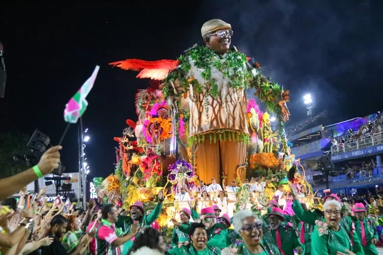 Mangueira homenageia Mestre Sacaca e leva a cultura do Amapá à Sapucaí no Carnaval 2026
