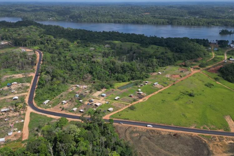 Governo do Amapá conclui pavimentação asfáltica de 5 quilômetros que dão acesso à Vila Vitória, em Oiapoque
