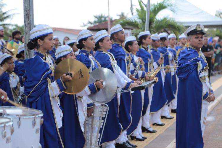 Desfile cívico de Pedra Branca celebra Dia da Independência fazendo alusão ao movimento modernista no Brasil