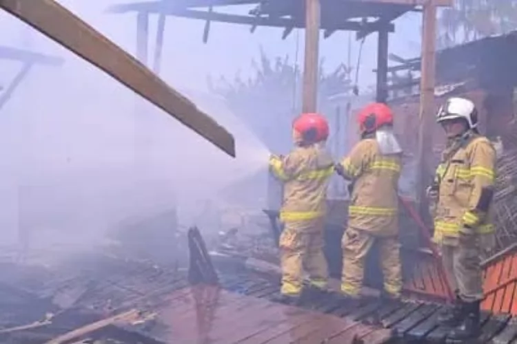 Governo do Estado e Prefeitura de Santana atuam no combate a incêndio na Baixada do Ambrósio