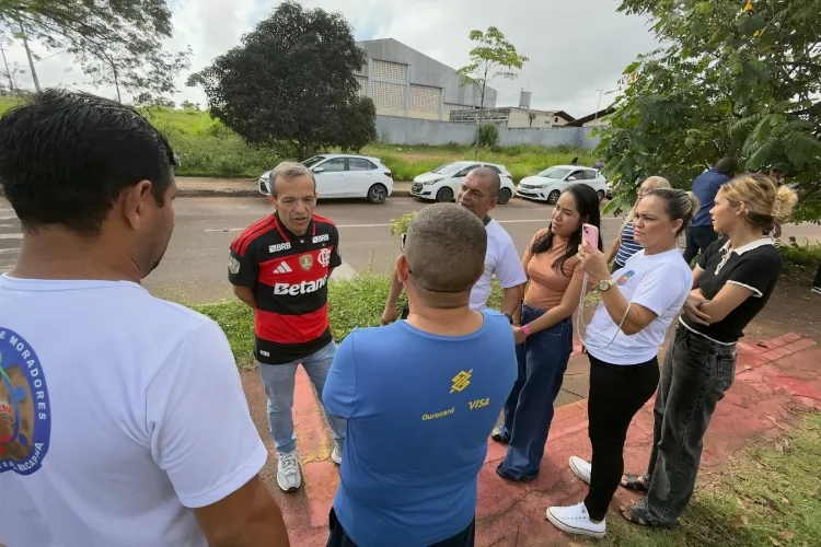 Prefeito Pedro DaLua acompanha serviços de limpeza e anuncia melhorias no residencial Macapaba