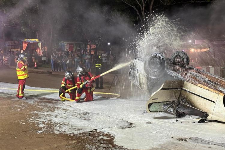 Militares do Corpo de Bombeiros do Amapá e Guiana Francesa simulam salvamento de acidente de veículo, em Oiapoque