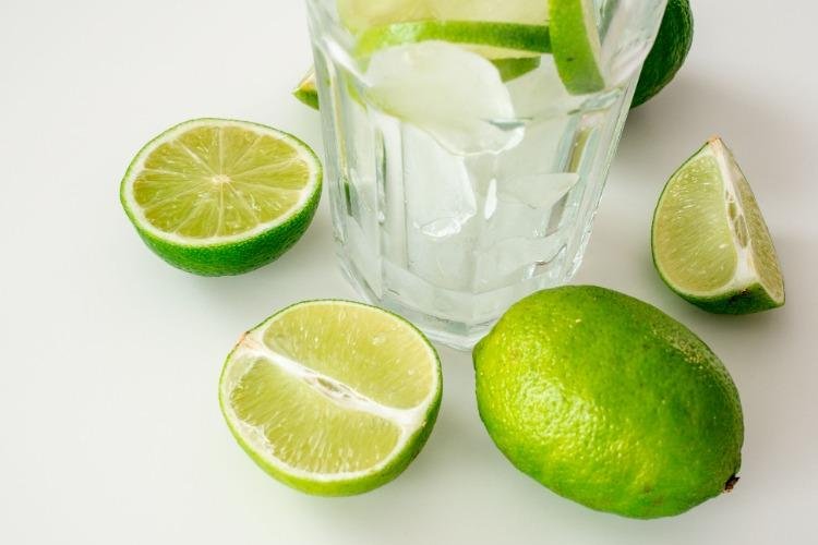 Água com limão em jejum ajuda a emagrecer? Nutricionista explica o que é mito