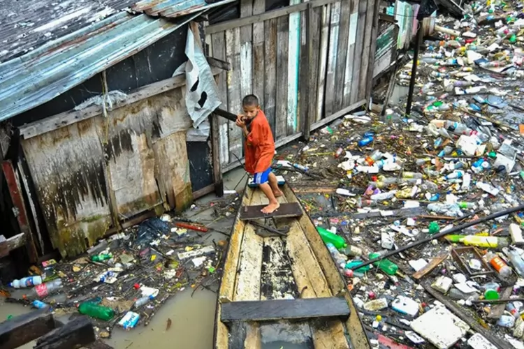 Material plástico contamina comunidades da Amazônia 