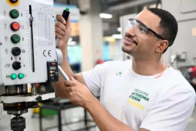 Programa oferece mais de 1,5 mil vagas gratuitas em cursos profissionalizantes